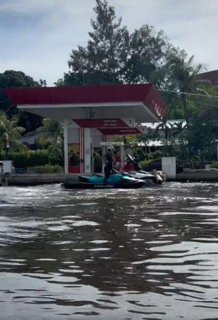 Jet ski lagi antre isi bensin di spbu mengapung.