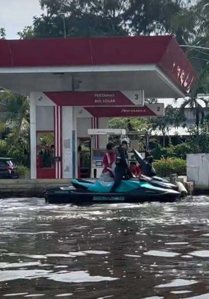Jet ski lagi antre isi bensin di spbu mengapung.