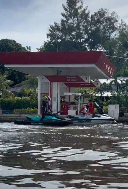 Jet ski lagi antre isi bensin di spbu mengapung.