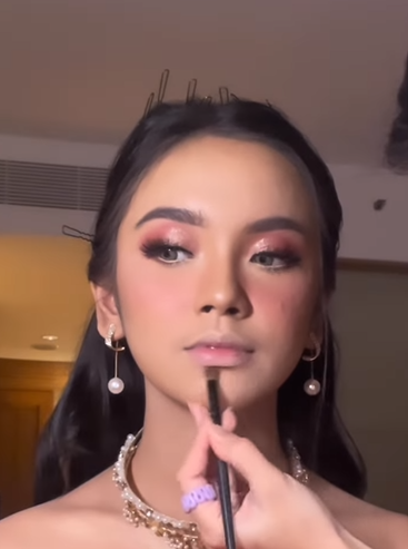 Memakai Shading Bibir Memakai Shading Bibir