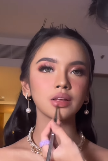 Memakai Lipstik Memakai Lipstik