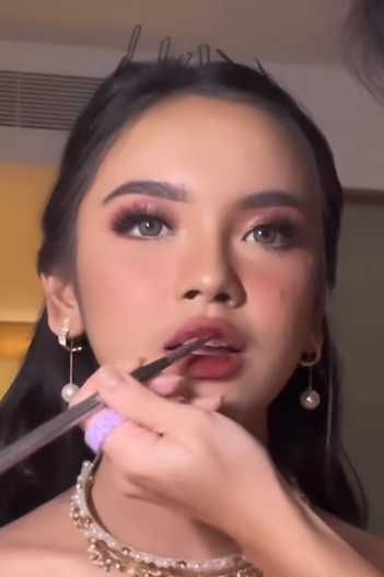 Memakai Lipstik Memakai Lipstik
