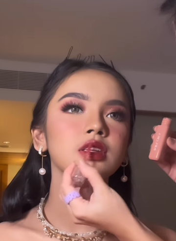 Memakai Lip Gloss Memakai Lip Gloss