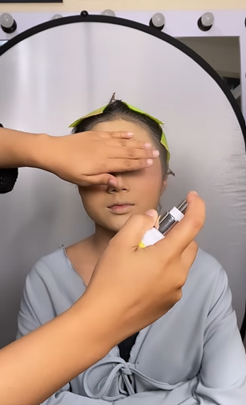 Menyemprotkan Setting Spray