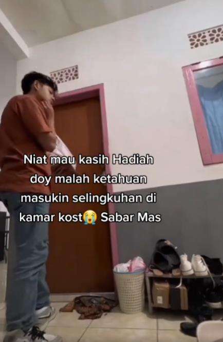 Mau kasih hadiah kejutan buat pacar malah terkejut sendiri.