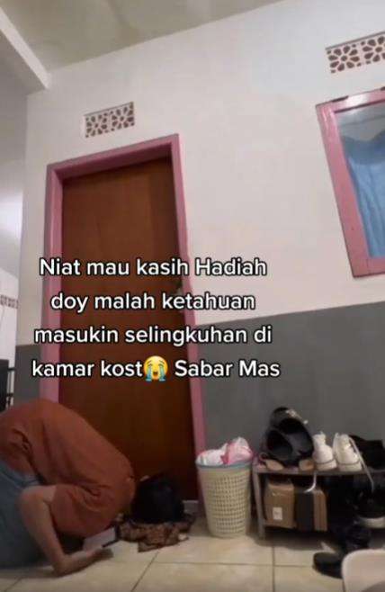 Mau kasih hadiah kejutan buat pacar malah terkejut sendiri.