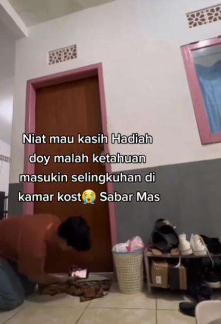 Mau kasih hadiah kejutan buat pacar malah terkejut sendiri.
