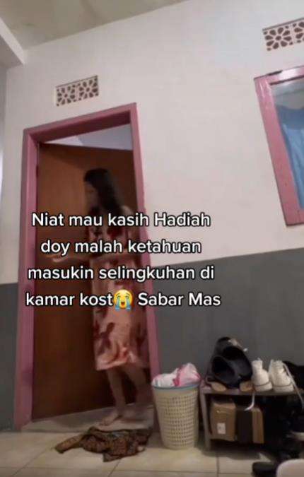 Mau kasih hadiah kejutan buat pacar malah terkejut sendiri.
