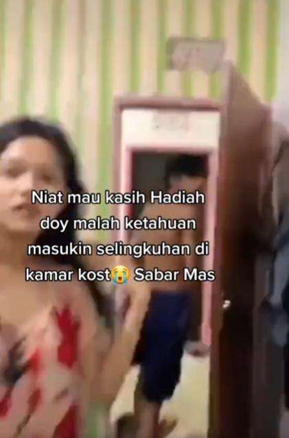 Mau kasih hadiah kejutan buat pacar malah terkejut sendiri.