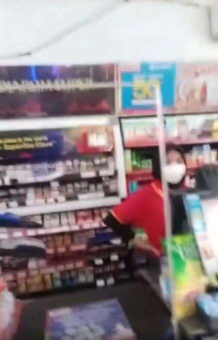 Tenda hajatan tutup akses toko swalayan.