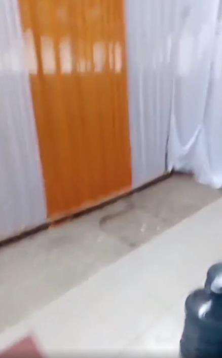 Tenda hajatan tutup akses toko swalayan.