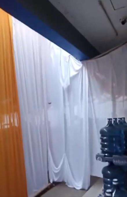 Tenda hajatan tutup akses toko swalayan.