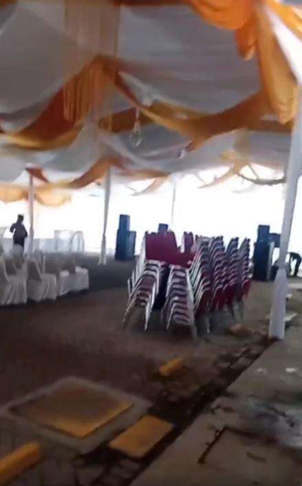 Tenda hajatan tutup akses toko swalayan.