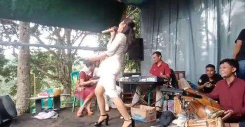 Suara biduan tiba-tiba meleyot karena nggak sampai.