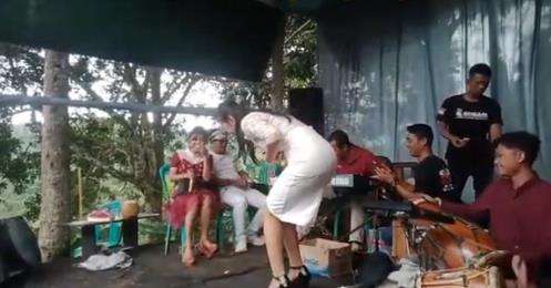 Suara biduan tiba-tiba meleyot karena nggak sampai.