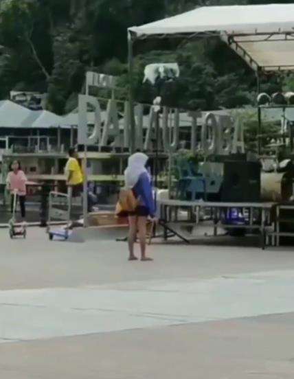 Atas kerudung, bawahannya celana gemes.