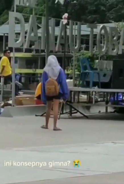 Atas kerudung, bawahannya celana gemes.