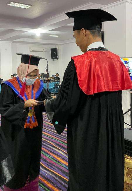 Viral suami wisuda istrinya sendiri.
