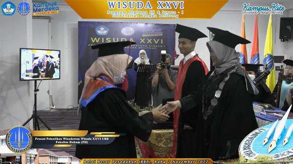 Viral suami wisuda istrinya sendiri.