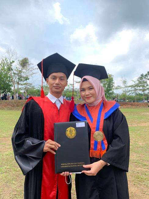 Viral suami wisuda istrinya sendiri.