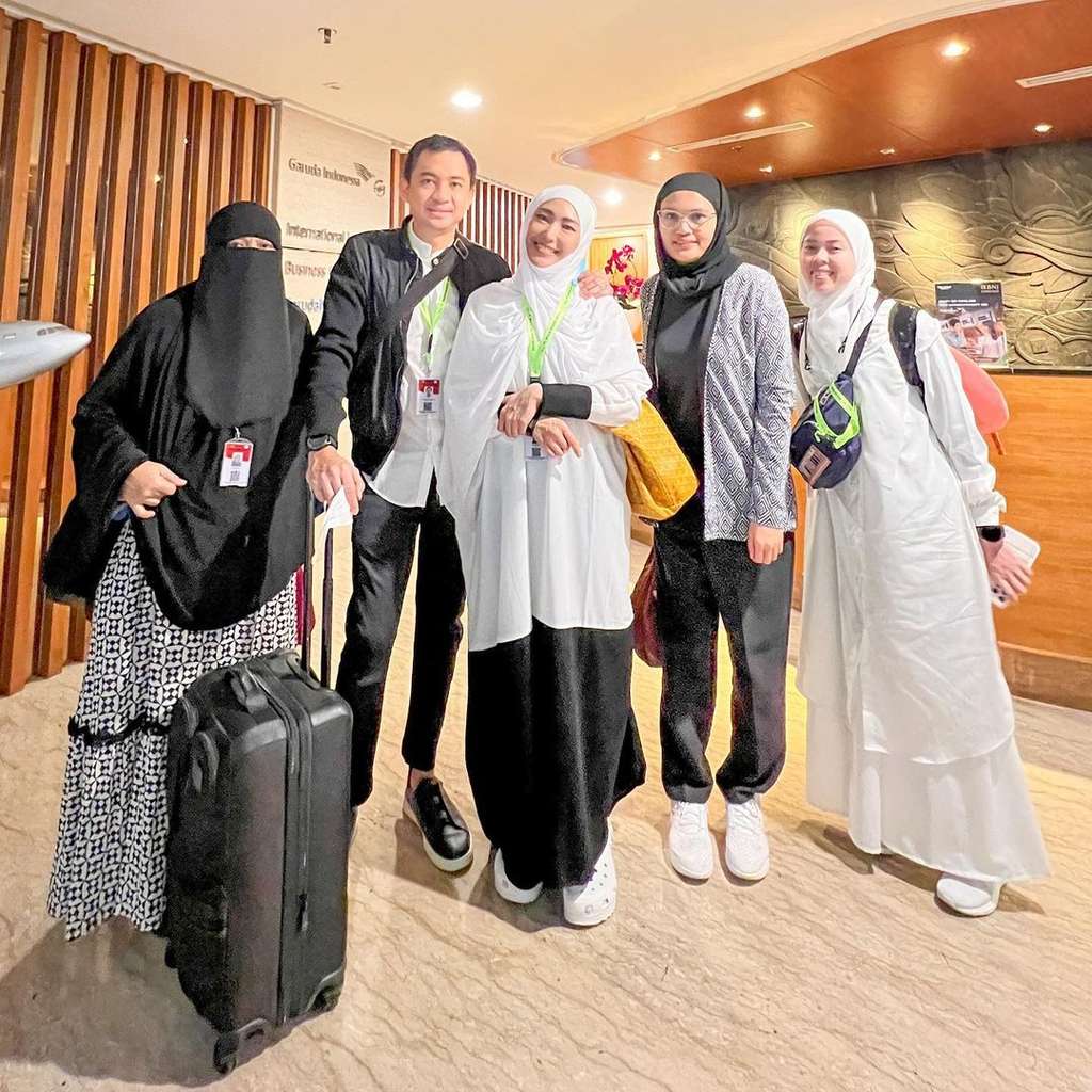 Ayu Dewi dan Regi Datau umroh
