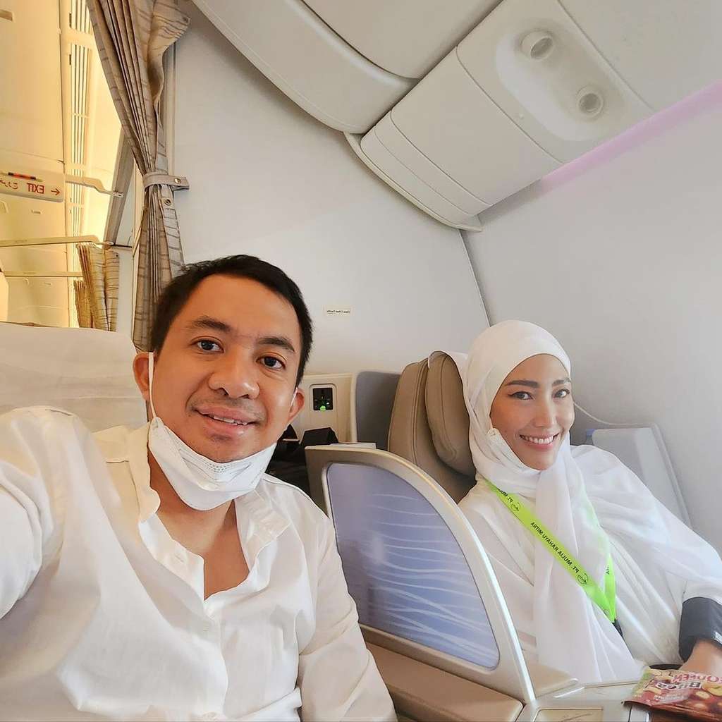Ayu Dewi dan Regi Datau umroh