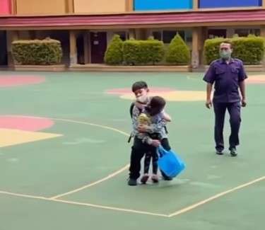Faaz dan Eijaz berpelukan