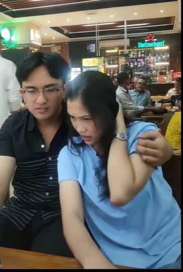 Momen Adik Brigadir J Rangkul Vera Simanjuntak Jadi Sorotan Momen Adik Brigadir J Rangkul Vera Simanjuntak Jadi Sorotan