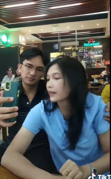 Momen Adik Brigadir J Rangkul Vera Simanjuntak Jadi Sorotan Momen Adik Brigadir J Rangkul Vera Simanjuntak Jadi Sorotan