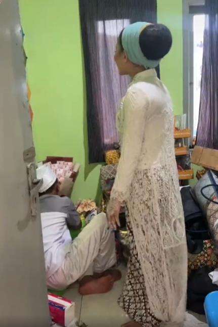 Ngakak, pengantin wanita usir pengantin pria karena mau ganti baju.