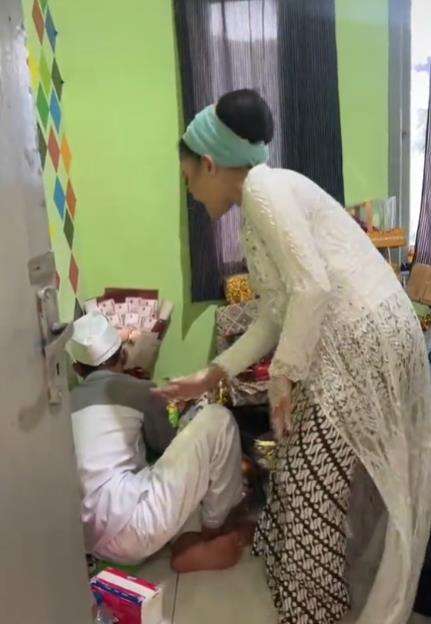 Ngakak, pengantin wanita usir pengantin pria karena mau ganti baju.