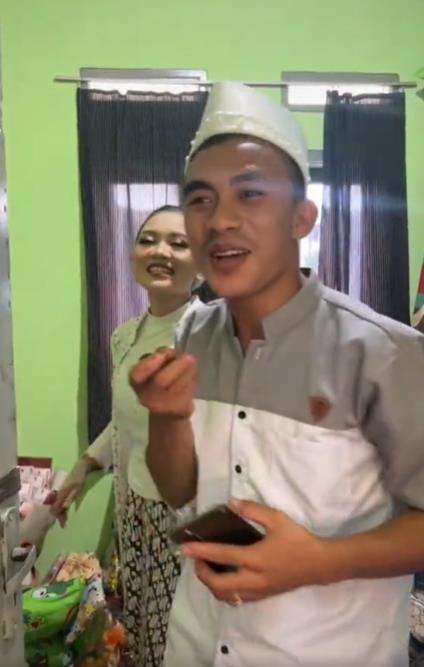 Ngakak, pengantin wanita usir pengantin pria karena mau ganti baju.