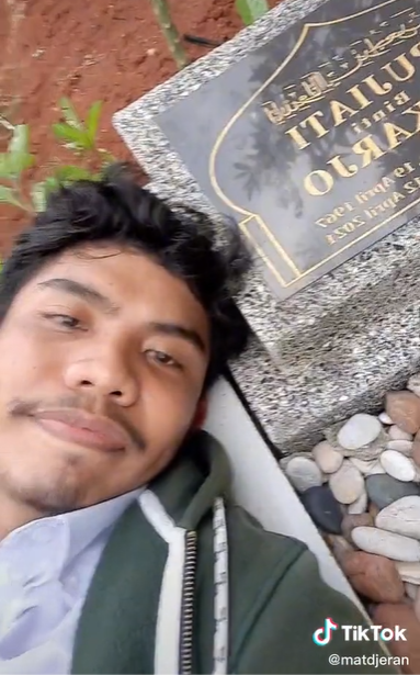 Pria Ini Curhat di Makam Ibunya Sambil Tersenyum