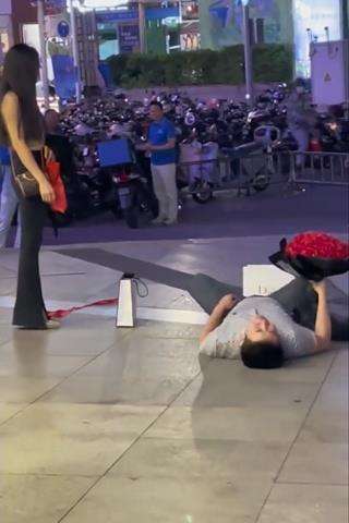 Lamaran menikah ditolak, pria ini ngambek guling-guling di lantai mal.