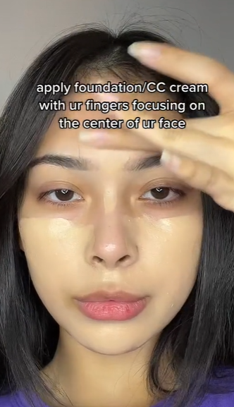 Memakai Base Makeup