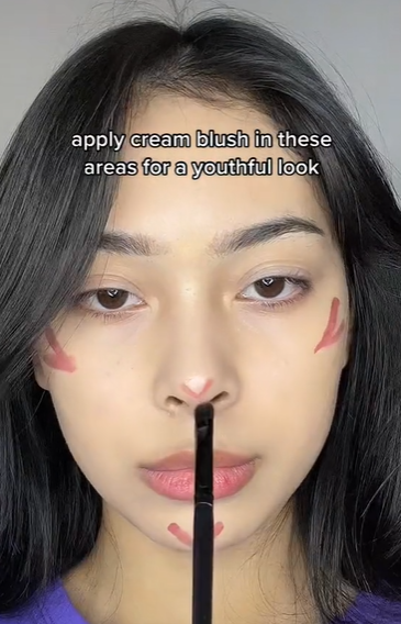 Memakai Blush