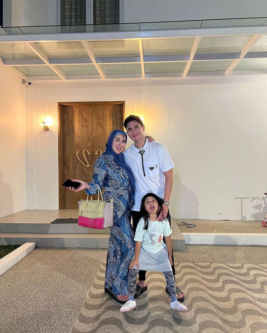 Venna bersama Verrell dan adiknya