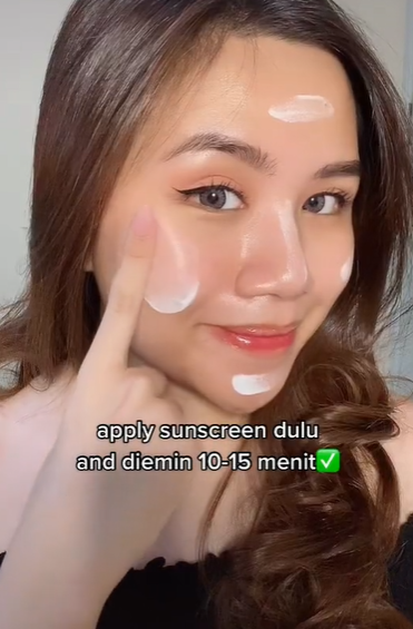 Memakai Skincare