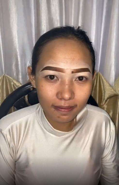Transformasi makeup wanita ini bikin mantan langsung nyesal.
