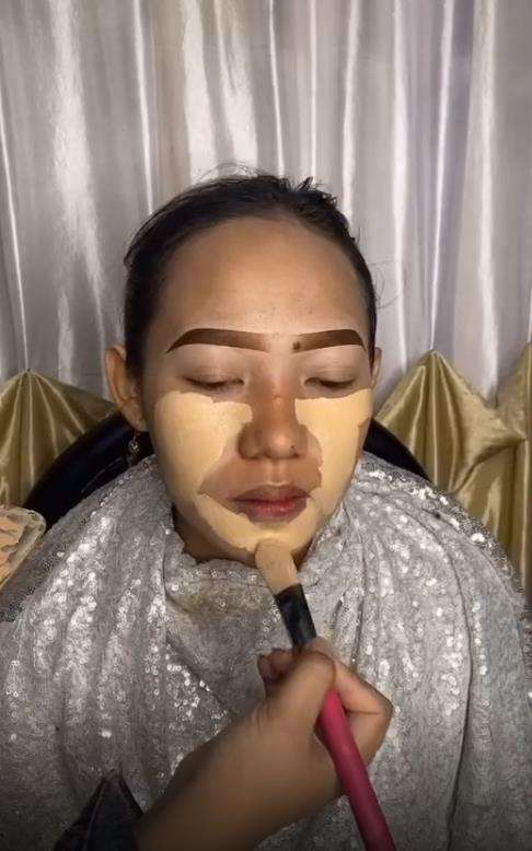 Transformasi makeup wanita ini bikin mantan langsung nyesal.