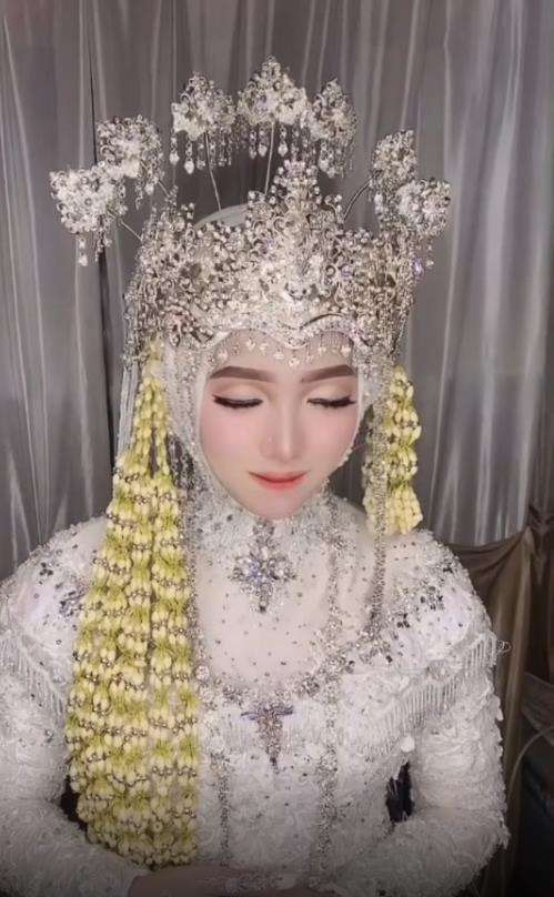 Transformasi makeup wanita ini bikin mantan langsung nyesal.