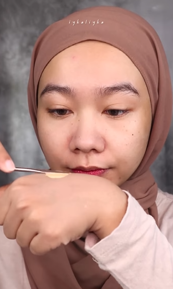 Memakai Makeup