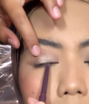Memakai Eyeliner Memakai Eyeliner