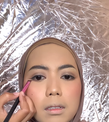 Merapikan Eyeliner Merapikan Eyeliner