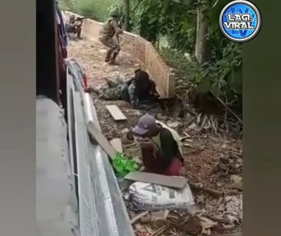 Aksi Pria Ini Jadi Sorotan, Santai Makan Meski Tentara di Sampingnya Adu Tembak