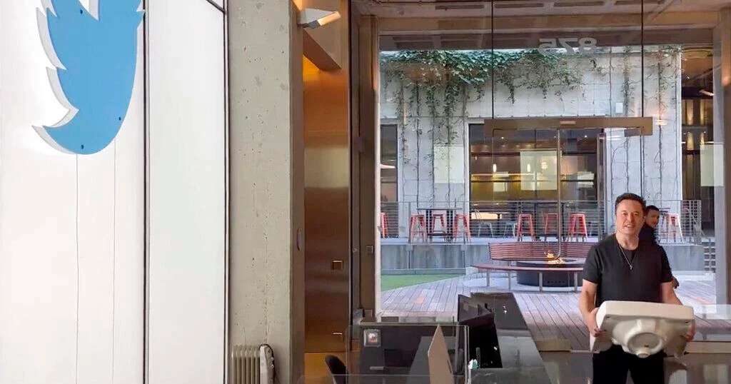 Elon Musk membawa wastafel saat masuk pertama ka kaator Twitter