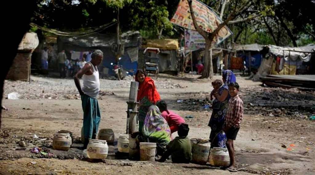 Penduduk India tengah antri mengambi air