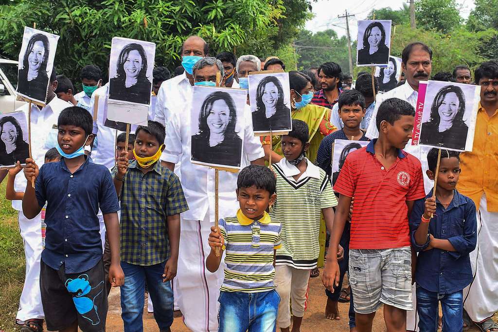 Anak-anak di India merayakan kemenagan Kamal Harris
