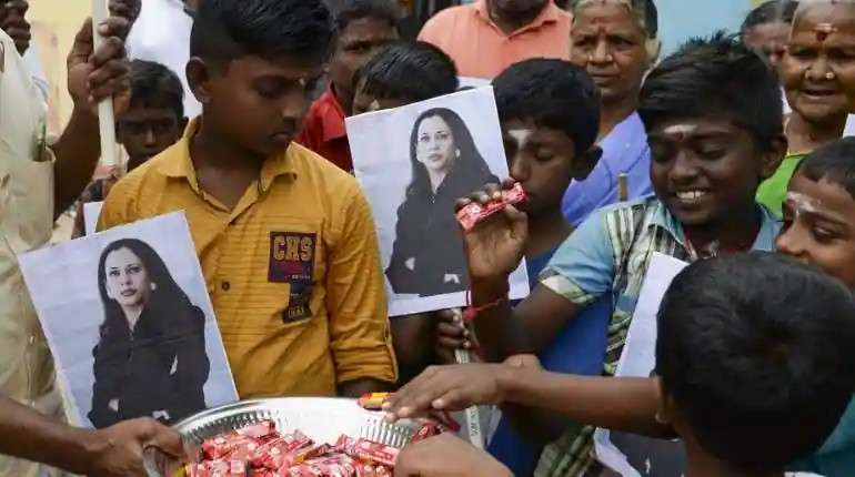 Anak-anak di India merayakan kemenangan Kamala Harris