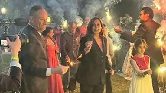 Kamala Harris saat merayakan Diwali di Gedung Putih